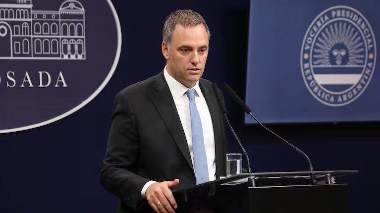 El hijo de una de las jubiladas declaró que Adorni le debe otros U$S 65.000 por las obras en el departamento